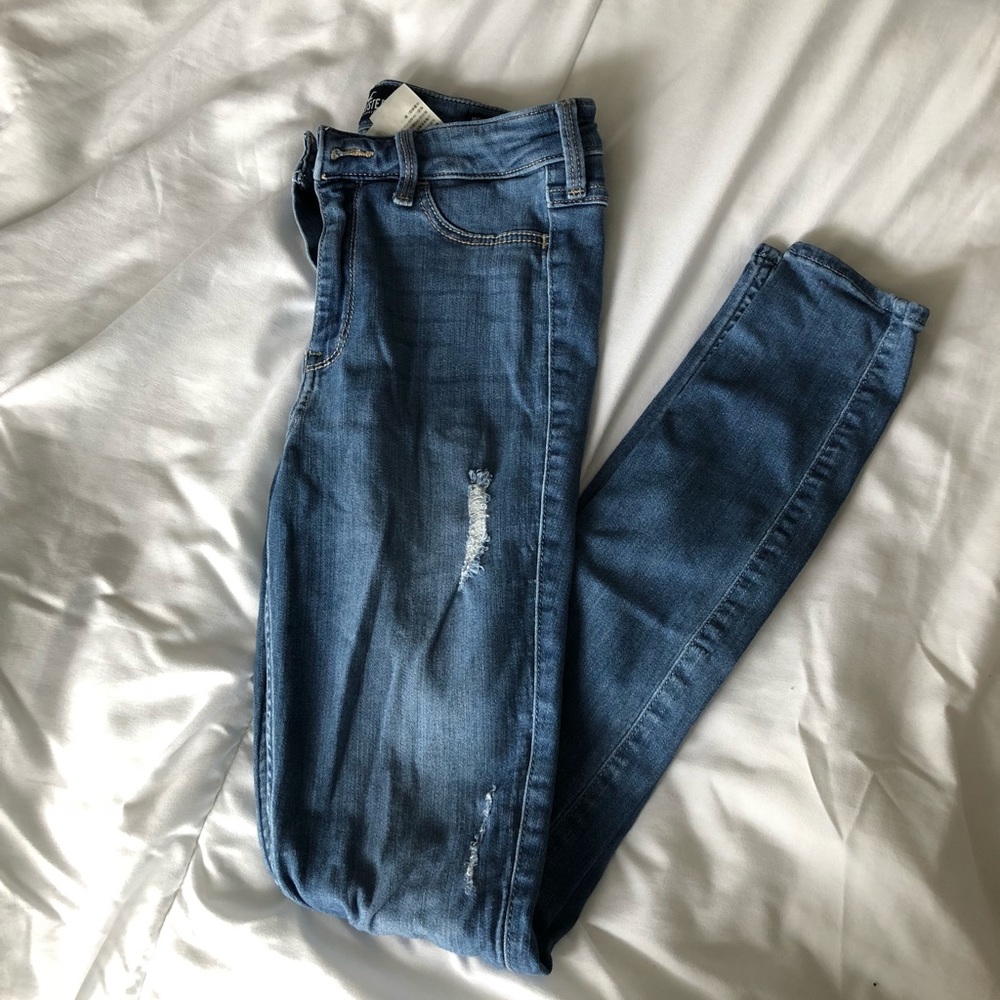 ☀️ NWOT HOLLISTER DISTRESSED JEANS ☀️